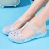 Zuecos Personalizados de Nuevo Estilo para Mujer 2026 Ligeros Antideslizantes Sandalias Planas de Verano para Exteriores de Punta Cerrada Zapatos de Gelatina para Playa para Mujer