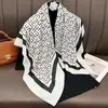 Lenço de Seda com Letra em U Estilo Coreano Novo Lenço Quadrado Elegante Versátil para Todas as Ocasiões Xale para Usar por Cima