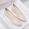 Sapatos femininos de couro macio para ficar em pé por muito tempo sem cansar os pés, sapatos de trabalho, novo modelo outono 2026, sola macia, confortáveis, bico baixo, mocassins versáteis