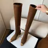 Botas Altas Hasta la Rodilla de Terciopelo Elástico con Punta Cuadrada de Metal Estilo Europeo y Americano de 8 cm Tacón Grueso Elegante y con Estilo Novedad Otoño e Invierno 2026