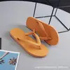 Estilo Exportação Comércio Exterior Chinelos Amarelos Tailândia Vietnã Chinelos Masculinos Antiderrapantes Tiras de Dedo Chinelos de Praia Atacado