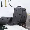 Suéter pequeno com estampa de coração em um lado, borda preta e laço feito à mão, material para artesanato, caixa de presente e fita para embalagem.