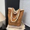 Bolsa Tote Nova Estilo Outono/Inverno 2026 Transfronteiriça para Mulheres, Bolsa de Ombro de Camurça Dupla Face Usável, Pelúcia Bordada para Estudantes