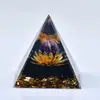 Fábrica de artesanías para decoración de escritorio de oficina en casa con grava de pirámide de cristal de resina epoxi de comercio exterior transfronterizo