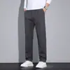 Nova coleção de outono de calças casuais cinzas de alta qualidade, resistentes a rugas, para homens, versáteis e estilosas, calças cropped de corte reto.