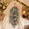 Melhor venda de Natal, pendente de parede artificial de agulhas de pinheiro geladas com neve caindo, pinhas e folhas de cipreste de Natal, bagas vermelhas e pendente decorativo artificial