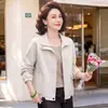 Elegante chaqueta con solapa rejuvenecedora para madres de mediana edad, abrigo elegante para mujeres de mediana edad y mayores, nueva colección de otoño 2026 para mujer