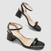 Sapatos de Salto Alto de Tira Única Verão Estilo Europeu e Americano Comércio Exterior Transfronteiriço para Mulheres, Novo Estilo com Salto Bloco, Sandálias Abertas Simples e Elegantes
