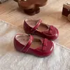 Ins Zapatos pequeños de cuero estilo francés 2026 primavera y otoño nuevos versión coreana zapatos de princesa con lazo para niñas zapatos planos retro de suela blanda