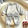 Nueva colección de primavera y otoño: Conjunto deportivo de dos piezas moderno y lindo para niños, con un diseño casual de corte holgado y motivos de dibujos animados, perfecto para niños pequeños.