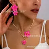 Conjunto de Colar e Brincos Pingente de Esmalte Flor de Frangipani de Três Peças para Mulheres, Moderno e Versátil para o Dia a Dia