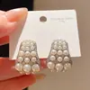 Pendientes florales de perlas superbrillantes y tachonados de diamantes, un diseño de lujo delicado y discreto, perfectos para mujeres, versátiles y elegantes, añadiendo un toque de sofisticación a cualquier atuendo.