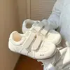 Tênis Brancos de Velcro com Solado Grosso para Aumentar a Altura para Mulheres, Novo Modelo Primavera 2026, Design Único, Sapatos Casuais Versáteis para Estudantes