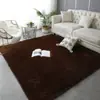 Venta al por mayor transfronteriza de mantas suaves de felpa de seda de color sólido teñidas en degradado para sofás, mantas refrescantes para dormitorios, mantas de mesita de noche y alfombras de sala de estar de cuerpo entero.