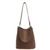 Bolso Grande de Capacidad Simple para Mujer 2024 Nuevo Transfronterizo Textura de Alta Gama Bolso Cruzado Versátil para el Trabajo Bolso de Hombro Tipo Cubo