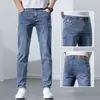 Jeans Azuis Finos de Verão de Hong Kong Masculino Slim Fit Perna Afunilada Elástico Casual Estilo Coreano Cor Clara Mais Fácil de Combinar Calça Comprida