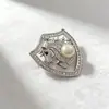 Broche Estilo Nuevo "Mazhongchenggong" con Perlas de Agua Dulce, Broche de Lujo Ligero, Regalo para el Año del Caballo, Accesorio de Ropa Unisex, Lujo Ligero