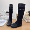 Botas altas de diseño retro con tachuelas para mujer, nuevo estilo otoño e invierno 2026, botas de pierna ancha plisadas con aumento interno de altura
