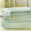 Nuevo juego de sábanas de franela de leche a cuadros de grado A para bebé y maternidad 2026, con un diseño sencillo de color liso, funda de almohada antiestática y funda de edredón (conjunto de tres piezas)