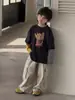 Calça Infantil 2026 Meninos Primavera Nova Estilo Vintage Desgastado Tendência Cool Bolso Canguru Patchwork Estilo Coreano Calça Cargo para Crianças