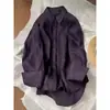 ¡Muy recomendable! Esta camisa morada de ramio con protección solar irradia una vibra sofisticada de 'viejo dinero'.. Es un cárdigan ligero, chic y versátil, perfecto para el otoño, que ofrece un look relajado y elegante.
