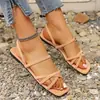 2026 Nuevas Sandalias Planas Elegantes Cómodas Estilo Comercio Exterior de Una Tira Decoradas para Mujer Venta al por Mayor Modernas Diarias al por Mayor