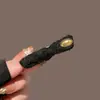 Presilha de Cabelo Tricotada Estilo Tweed Preto e Cinza com Letras Douradas, Presilha Bico de Pato Moderna com Acabamento de Luxo, Presilha para Franja Lateral com Nó