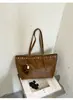 Bolsas de mano retro de nicho al por mayor transfronterizas para mujer 2026 nuevo gran capacidad remache para ir al trabajo bandolera individual para el hombro de moda