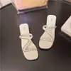 Nuevas Sandalias Plateadas Perla de Tacón Bajo Estilo Francés para Mujer, Sandalias Planas Versátiles y Cómodas con Pedrería y Punta Cuadrada