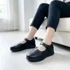 Venta al por mayor transfronteriza de zapatos para madres de mediana edad y mayores, nuevos modelos primavera y otoño 2026, zapatos de cuero para mujer con cierre de velcro, suela blanda, zapatos de cuero cómodos y antideslizantes