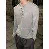Camiseta de manga larga para hombre, de alta gama, con hombros estructurados, base texturizada a rayas estilo americano, estilo old money, cuello Henley, colección de otoño