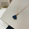 Colgante de Ágata Roja Edición Alta Cadena Clavicular Versátil Acero de Titanio Chapado en Oro Rosa de 18K Nácar Blanco Forma de Abanico Collar Falda Pequeña