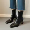 Versión de piel~Botines de tacón alto retro con punta cuadrada francesa para mujer, tacón grueso, cremallera trasera, botas ajustadas, nueva colección Otoño/Invierno 2026