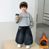 Calça Infantil Estilo Outono e Inverno 2026 Novo Estilo Jeans com Pelúcia para Bebês Calça Longa Casual Acolchoada de Veludo Infantil