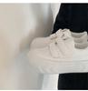 Zapatos Blancos Estilo Hong Kong para Mujer 2025 Nuevo Estilo de Verano Populares Versátiles Simples Zapatos de Pan Popular Suela Gruesa Tenis que Aumentan la Altura