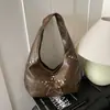 Bolsa Vintage com Rebites Transfronteiriça para Mulheres, Grande Capacidade, Nova Bolsa Casual de Ombro/Axila Outono/Inverno 2026, Bolsa Texturizada Formato Dumpling