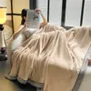 Lujo ligero, engrosada, manta de terciopelo de leche de doble cara, manta de franela de invierno, cubierta de sofá para aire acondicionado, manta para siesta en la oficina