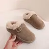 Mocassins de alta qualidade 2026 novos com bico redondo, tira integrada de pele de carneiro e pelo com fivela, de calçar, com solas grossas e design de meia-chinelo
