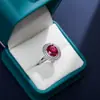 Anel Europeu e Americano de Nicho High-End com Pedra Colorida Corindo Vermelho Espinélio Cor de Ovo de Pombo Zircônia Anel Ajustável Retro de Luxo Leve para Mulheres
