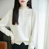Cardigan de Tricô 100% Algodão Novo Outono/Inverno 2026 com Gola Redonda Semi-Alta, Mangas Longas, Padrão Crochê Vazado, Caimento Solto, Peça Versátil