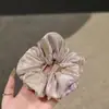 Scrunchie Floral Bordado em Cetim, Suave e Elegante, Elástico de Cabelo Moderno e Sofisticado, Acessório de Cabelo Versátil