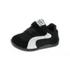 Sapatos Infantis 2025 Outono Novo Estilo Tênis Respiráveis de Malha para Meninos Sapatos de Caminhada com Solado Macio para Meninas Estilo Coreano Versátil para Primavera e Outono