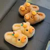 Pantuflas de algodón para niños de invierno con dibujos de capibara, cálidas y afelpadas, de suela gruesa, a juego para padres e hijos, peludas, zapatos de algodón con talón cerrado para niños y niñas