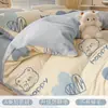Conjunto de Cuatro Piezas de Leche Estampada de Invierno, Manta de Coral de Doble Cara, Funda de Edredón Individual, Conjunto de Tres Piezas para Dormitorio Individual/Doble, Uso Doméstico