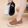 Sapatos Femininos Primavera Novo Estilo Casual Esportivo Leve Slip-On Respirável Fly-Knit Sapatos Femininos Sola Macia Fashion Versátil Sapatos de Mãe