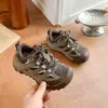 Zapatos de Senderismo para Exteriores para Niños 2026 Nuevo Estilo Otoño Zapatos Deportivos para Niños Zapatos Casuales Alemanes de Entrenamiento para Niños Medianos y Grandes Zapatos para Niñas