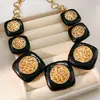 Collar Cuadrado Hueco de Flor Esmaltado Blanco Transfronterizo Europeo y Americano, Cadena de Clavícula de Lujo Ligero de Gama Alta, Collar Versátil Vintage para Mujer