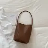 Bolsa de mão casual moderna com textura vintage de alta qualidade, nova 2026, bolsa versátil de ombro único, sob o braço, trançada