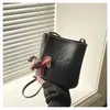Bolso de Cubo Retro de Cuero Suave Transfronterizo para Mujer Nuevo Estilo 2026 Bolso de Hombro Simple y a la Moda Bolso Cruzado para el Viaje Diario