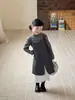 Chegada Nova Outono 2026 Estilo Coreano Roupas Infantis Meninas Camiseta Listrada Gola Meia-Alta Macacão Salopete Patchwork Falso Duas Peças Vestido